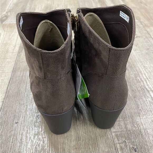 đ
şCrocsâLeigh Synth Suede Wedge Booties In Espresso - Picture 5 of 5